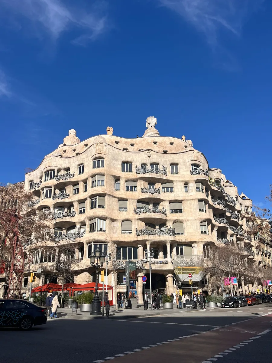 Façade ondulée de la Casa Milà (La Pedrera) de Gaudí sous un ciel bleu, Barcelone