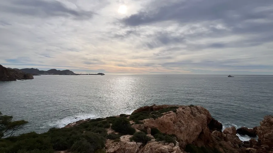 Côte rocheuse et mer Méditerranée en contre-jour près de Barcelone