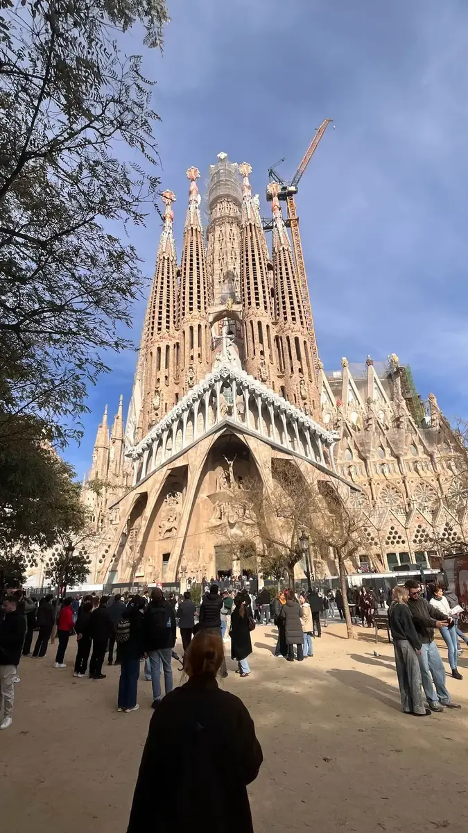 Tours de la Sagrada Família en chantier, grue au sommet, Barcelone