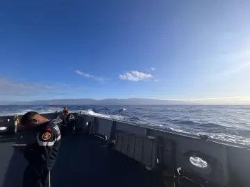 Sur le pont d'un bâtiment de la Marine nationale au large de Madère