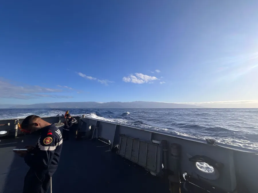 Sur le pont d'un bâtiment de la Marine nationale au large de Madère